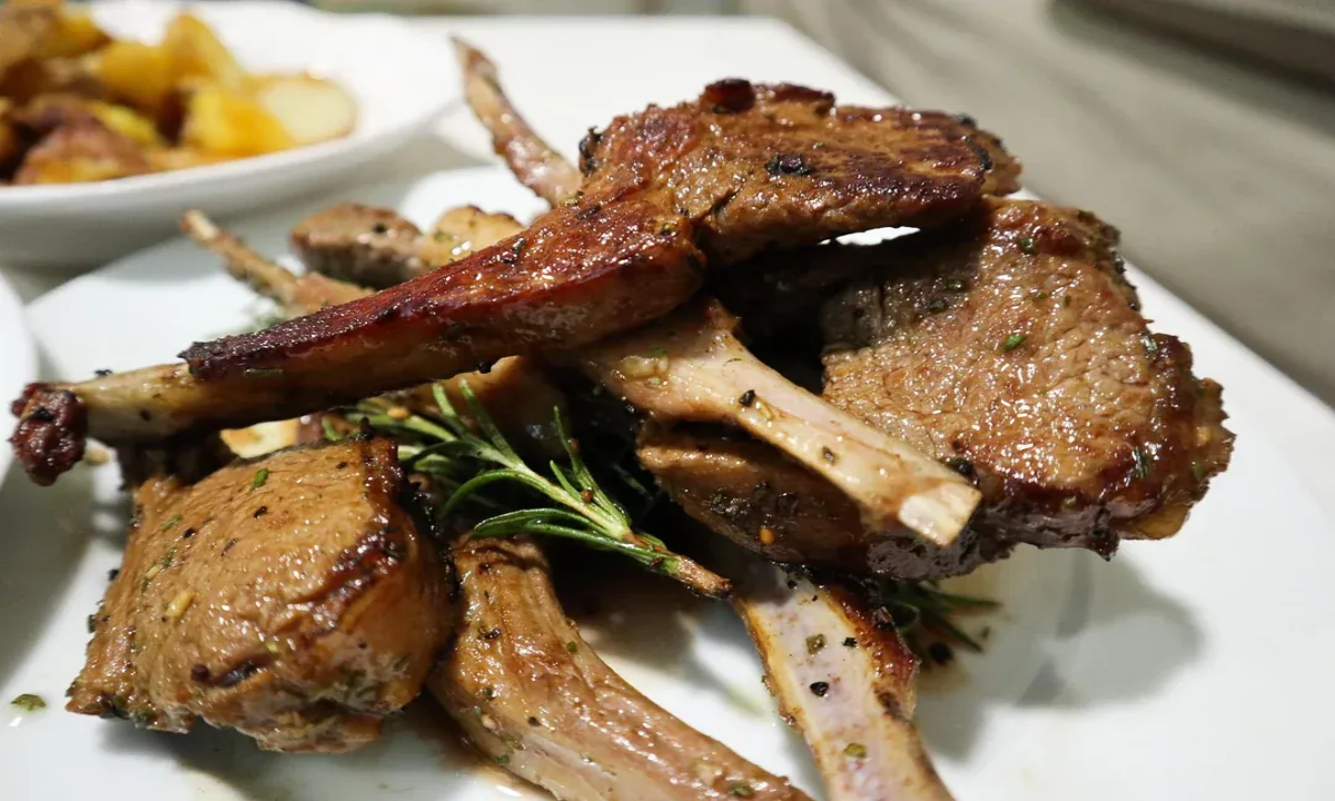 Garlic butter lamb chops with rosemary, golden-brown seared crust, and juicy tender meat